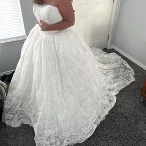 Size 10 gorgeous Vera Wang wedding dress
